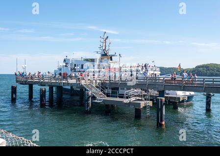 Binz, Germany. 17th Aug, 2020. The MS Cap Arkona has moored at the pier in Binz. In front of it, holidaymakers stand and watch arriving ships. Credit: Stephan Schulz/dpa-Zentralbild/ZB/dpa/Alamy Live News Stock Photo
