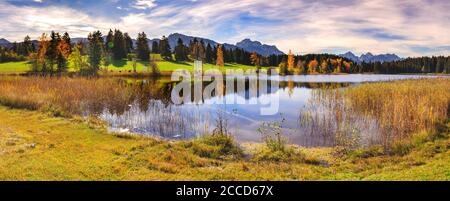 Panorama von See und Blumenwiese im Frühling Stock Photo