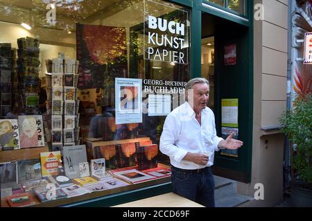 Germany. 05th July, 2018. Book presentation and discussion with Ernst Volland (German artist, photographer, caricaturist, gallery owner, curator) in the Georg Büchner Kunstbuchladen, Wörther Straße 17/18, Prenzlauer Berg district in the Berlin-Pankow district, taken on 05.07.2019. Credit: Manfred Krause Credit: Manfred Krause//-/dpa/Alamy Live News Stock Photo