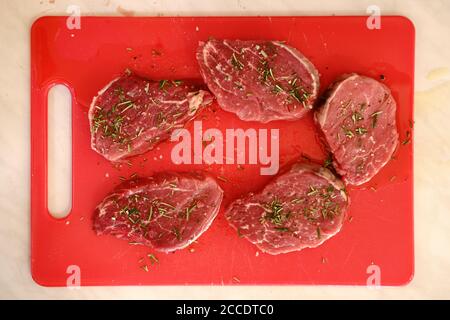 Portioned slices of raw meat on a cutting board. Fresh pieces of chopped  beef tenderloin close-up. Five juicy slices of beef. Ingredients for  preparin Stock Photo - Alamy