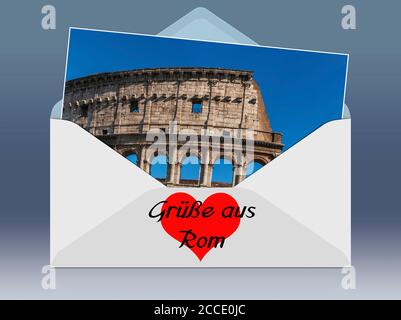 Ein geöffneter Briefumschlag mit einem Foto und der Beschriftung Grüße aus. Das Kolosseum ist das größte im antiken Rom erbauten Amphitheater. Es wurd Stock Photo