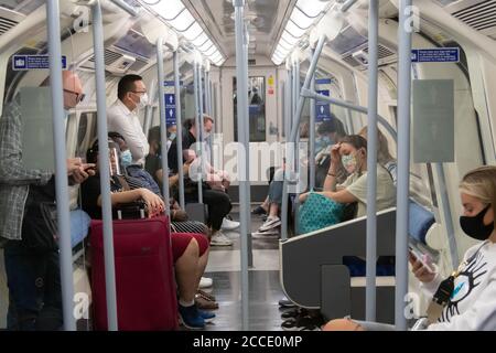 London, UK - 21 August 2020 People on the tube in London during the ongoing coronavirus pandemic crisis.      Credit: Nils Jorgensen/Alamy Live News Stock Photo