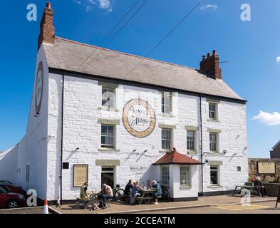 People sitting outside the Kings Arms pub in Seaton Sluice, Northumberland, England, UK Stock Photo