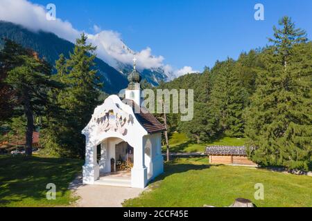 Chapel Maria Königin on Lautersee, near Mittenwald, Werdenfelser Land, Wetterstein Mountains, Upper Bavaria, Bavaria, Germany Stock Photo