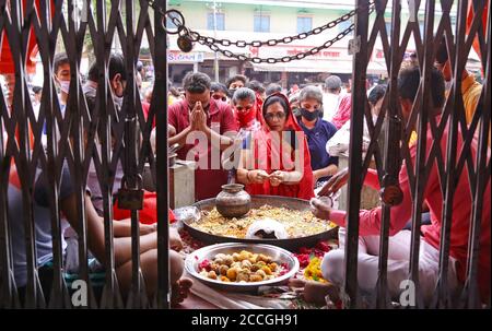 Beawar, Rajasthan, India, Aug 22, 2020: Hindu devotees standing outside the Ganpati Temple offer prayers on the occasion of Ganesh Chaturthi festival amid COVID-19, in Beawar. Credit: Sumit Saraswat/Alamy Live News Stock Photo