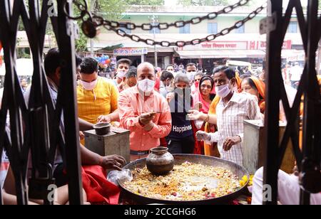 Beawar, Rajasthan, India, Aug 22, 2020: Hindu devotees standing outside the Ganpati Temple offer prayers on the occasion of Ganesh Chaturthi festival amid COVID-19, in Beawar. Credit: Sumit Saraswat/Alamy Live News Stock Photo