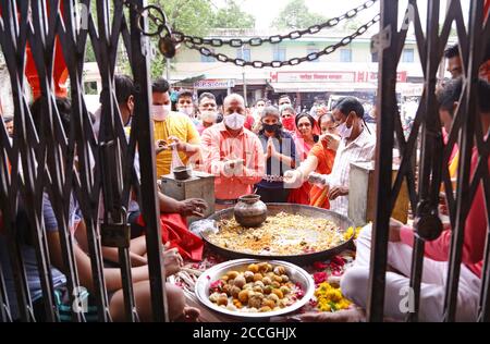 Beawar, Rajasthan, India, Aug 22, 2020: Hindu devotees standing outside the Ganpati Temple offer prayers on the occasion of Ganesh Chaturthi festival amid COVID-19, in Beawar. Credit: Sumit Saraswat/Alamy Live News Stock Photo
