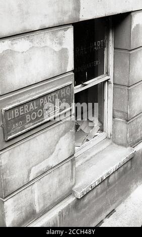 1960s, historical, Exterior view showing a soot covered sash window of the Liberal Party headquarters, Victoria, London, England, UK, with Party name stenciled into the glass. A faded wooden framed sign on the exterior of the building says 'Liberal Party HQ and Bookshop'. In the 19th and 20th centuries, the Liberal Party was one of the two major political parties in the UK, arising from a alliance of Whigs, free trade Peelites and Radicals. Stock Photo