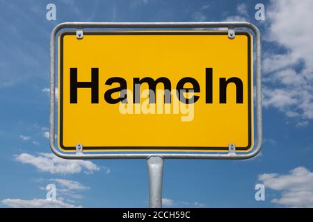 Ortstafel Hameln, Niedersachsen, Deutschland | Place name sign Hameln, Lower Saxony, Germany, Europe Stock Photo