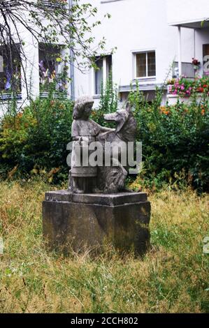 Rotkäppchen und der Wolf, eine Skulptur am Kerstenweg in Berlin-Spandau Stock Photo