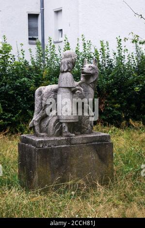 Rotkäppchen und der Wolf, eine Skulptur am Kerstenweg in Berlin-Spandau Stock Photo