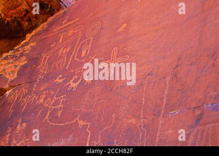 ancient petroglyphs fount on the walls of the the Mouse's Tank hiking trail. Stock Photo