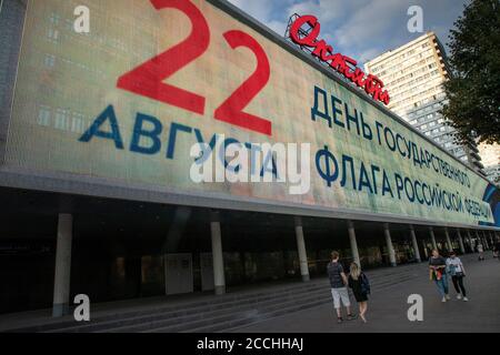 Moscow, Russia. 22nd of August, 2020 The inscription 'August 22 Is the day of the national flag of the Russian Federation' on a huge screen on the facade of the October cinema building on Novy Arbat avenue in the center of Moscow city, Russia Stock Photo