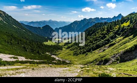 Auf dem Weg zum Amatschonjoch im Brandnertal. großartiger Ausblick auf die Vorarlberger Berge. Blumenwiesen und Wälder am Wegrand. Stock Photo