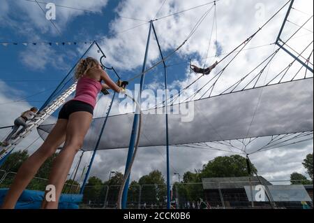 Oxford, UK. 23rd Aug, 2020. Flying trapeze lessons with High Fly ...