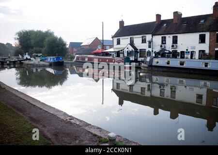Ther Grand Union Canal at the Cape of Good Hope pub, early morning in summer, Warwick, UK Stock Photo