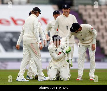 England's Jos Buttler (centre) celebrates catching out Pakistan's Shaheen Shah Afridi during day three of the Third Test match at the Ageas Bowl, Southampton. Stock Photo