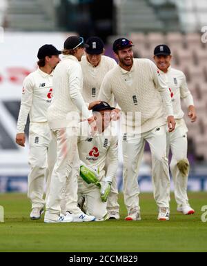 England's Jos Buttler (centre) celebrates catching out Pakistan's Shaheen Shah Afridi during day three of the Third Test match at the Ageas Bowl, Southampton. Stock Photo