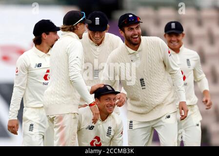 England's Jos Buttler (centre) celebrates catching out Pakistan's Shaheen Shah Afridi during day three of the Third Test match at the Ageas Bowl, Southampton. Stock Photo