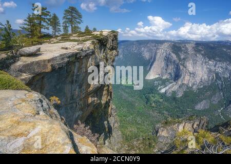 hiking the pohono trail to taft point, yosemite national park in the usa Stock Photo