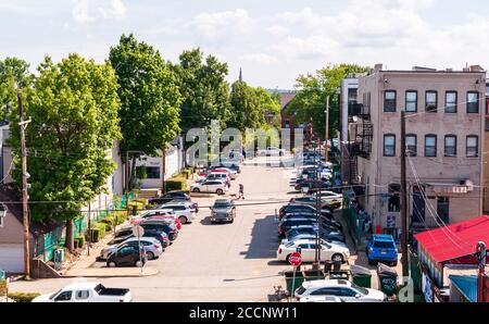 Looking down on to a street that goes through a public parking lot in the Shadyside neighborhood on a sunny summer day, Pittsburgh, Pennsylvania, USA Stock Photo