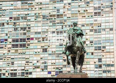 The statue marking Artigas Mausoleum in Plaza Independencia, Ciudad Vieja, Montevideo, Uruguay Stock Photo