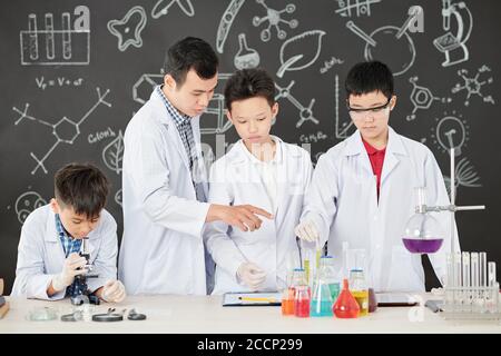 Explaining chemical reaction to students Stock Photo