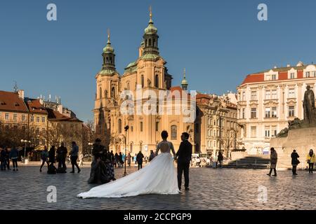 Bride and groom pose for a wedding photographer in the early morning light, Old Town Square, (Staromestske namesti), Stare Mesto, Prague. Stock Photo