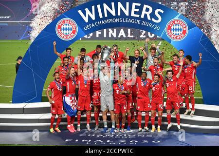 Lisbon, Lissabon, Portugal, 23rd August 2020.  Manuel NEUER, FCB 1 Robert LEWANDOWSKI, FCB 9  Trainer Hansi FLICK (FCB), team manager, headcoach, coach,  Thomas MUELLER, MÜLLER, FCB 25 David ALABA, FCB 27 Alvaro ODRIOZOLA, FCB 2 Philippe COUTINHO, FCB 10 Leon GORETZKA, FCB 18 Ivan PERISIC, FCB 14 Corentin TOLISSO, FCB 24 Joshua KIMMICH, FCB 32 Lucas HERNANDEZ (FCB 21) Jerome BOATENG (FCB 17)  win the trophy in the final match UEFA Champions League, final tournament FC BAYERN MUENCHEN - PARIS ST. GERMAIN (PSG) 1-0 in season 2019/2020, FCB,  Photographer: © Peter Schatz / Alamy Live News / Frank Stock Photo