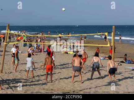 Marseillan, France. 13th Aug, 2020. Bathers play volleyball on the beach in Marseillan Plage. Credit: Waltraud Grubitzsch/dpa-Zentralbild/ZB/dpa/Alamy Live News Stock Photo