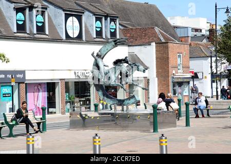 'Evocation of Speed' shows Derby winners Diomed and Galileo by sculpture Judy Boyt MA FRBS. Equestrian statue standing in Epsom's Market Square, Epsom Stock Photo