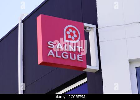 Bordeaux , Aquitaine / France - 08 20 2020 : Saint algue logo sign front of modern hairdresser salon in france Stock Photo