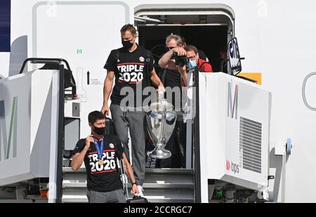 Munich, Germany. 24th Aug, 2020. FC Bayern Munich's team arrives at Munich Airport after their Champions League victory over PSG, goalkeeper Manuel Neuer (M) with the cup and Robert Lewandowski (below) leave the plane. Credit: Peter Kneffel/dpa Pool/dpa/Alamy Live News Stock Photo