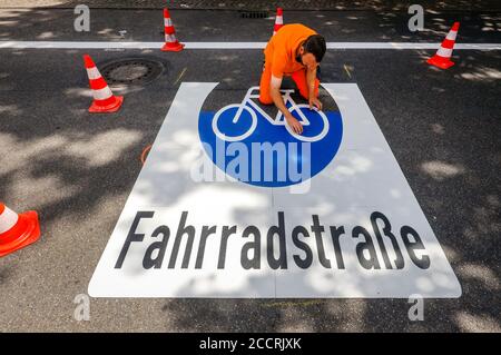Essen, Ruhr Area, Nordrhein-Westfalen, Germany - New bike street, road markers when applying the bike pictograms, here in the Busehofstrasse in the di Stock Photo