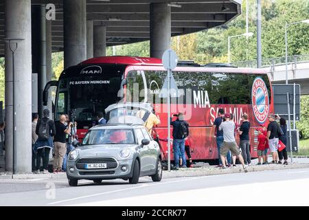 Munich, Germany. 24th Aug, 2020. Fans and reporters receive the team bus with the FC Bayern Munich players in front of the Allianz Arena. Credit: Matthias Balk/dpa/Alamy Live News Stock Photo