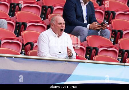 Lisbon, Portugal. 23rd Aug, 2020. firo Football: 23.08.2020 Champions League Final FC Bayern Munich, Munich, Muenchen - Paris Saint Germain 1-0 Uli HOENESS (former FCB President Hoeness, tired, gahnt, witz, humor Peter Schatz/Pool/via/firosportphoto - UEFA REGULATIONS PROHIBIT ANY USE OF PHOTOGRAPHS as IMAGE SEQUENCES and/or QUASI-VIDEO - National and international News-Agencies OUT Editorial Use ONLY | usage worldwide Credit: dpa/Alamy Live News Stock Photo