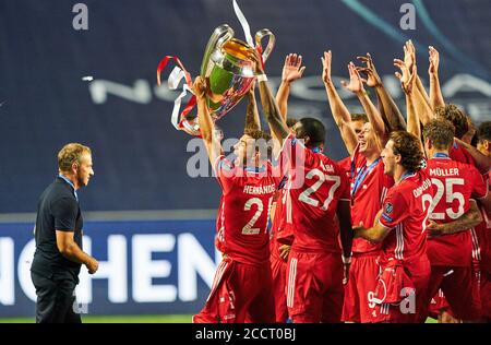 firo football: 23.08.2020 Champions League final FC Bayern Munich, Munich, Muenchen - Paris Saint Germain 1: 0 coach Hansi FLICK (FCB), team manager, headcoach, coach, Lucas HERNANDEZ (FCB 21) Manuel NEUER, FCB 1 with trophy, Ivan PERISIC, FCB 14, Leon GORETZKA, FCB 18 Robert LEWANDOWSKI, FCB 9 Thiago ALCANTARA, FCB 6 Alvaro ODRIOZOLA, FCB 2 Kingsley COMAN, FCB 29 Philippe COUTINHO, FCB 10 Serge GNABRY, FCB 22 Thomas MUELLER, MULLER, FCB 25 Joshua KIMMICH, FCB 32 Benjamin PAVARD, FCB 5 Corentin TOLISSO, FCB 24 David ALABA, FCB 27 Peter Schatz/Pool/via/firosportphoto - UEFA REGULATIONS P Stock Photo