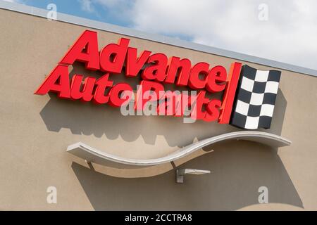 ROSEVILLE, MN/USA - AUGUST 23, 2020: Advance Auto Parts retail store exterior and trademark logo. Stock Photo