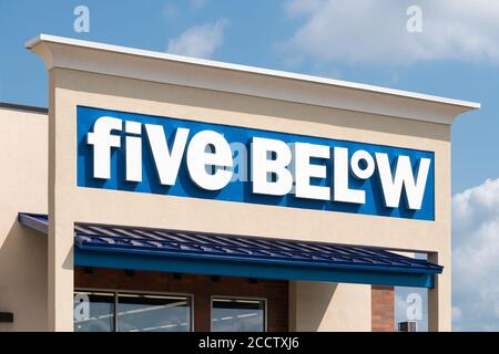 ROSEVILLE, MN/USA - AUGUST 23, 2020: Five Below retail store exterior and trademark logo. Stock Photo