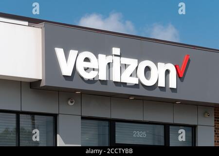 ROSEVILLE, MN/USA - AUGUST 23, 2020: Verizon retail store and trademark logo. Stock Photo