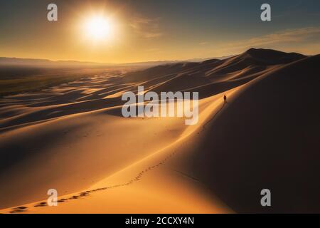 Morning hike in Khongor sand dunes. Umnugobi province, Mongolia Stock Photo