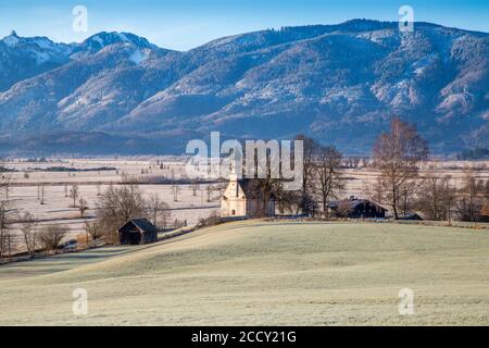 View over Murnauer moss in winter, in the front chapel St. Georg or Ramsachkircherl, behind Ammergauer Alpen, Murnau am Staffelsee, Bavaria, Germany Stock Photo