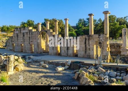 View of the propyleum (monumental gateway), in the ancient Roman-Byzantine city of Bet Shean (Nysa-Scythopolis), now a National Park. Northern Israel Stock Photo