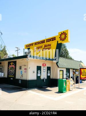 Parking lot view of the Happy Burger Diner in Mariposa, California, gateway to Yosemite National Park. Stock Photo