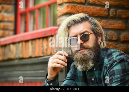 Hipster Man Smoking Cigarette Homme Caucasien Avec Barbe En Veste Marron Et  Pantalon à L'extérieur Sur La Rue De La Ville Mode De Vie Urbain