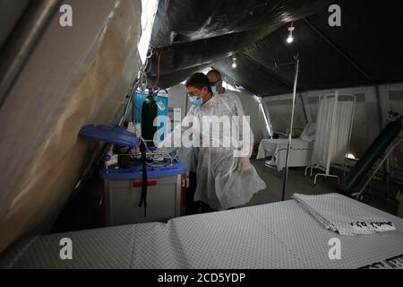 Gaza. 26th Aug, 2020. Medical workers are seen at a temporary field hospital established to receive suspected cases of COVID-19 in the southern Gaza Strip city of Khan Younis, on Aug. 26, 2020. Palestine recorded on Wednesday 602 new COVID-19 cases in the Palestinian territories, including the Gaza Strip, bringing the total number of cases to 26,764. Credit: Yasser Qudih/Xinhua/Alamy Live News Stock Photo