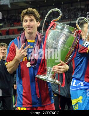 Wembley, Grossbritannien. 28th May, 2011. firo Fuvuball, Soccer, Uefa Champions League Final May 28, 2011 FC Barcelona - Manchester United 3: 1 Final/Endpiel jubilation with Trophv§e Lionel Messi | usage worldwide Credit: dpa/Alamy Live News Stock Photo