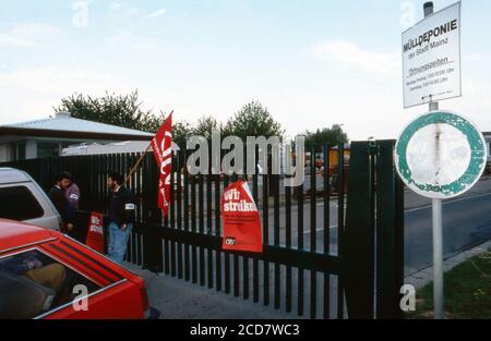 Bildreportage Otv Streik Legt Deutschland Lahm Hier Verweigern Streikposten Den Zugang Zur Mulldeponie Der Stadt Mainz Deutschland 1992 Stock Photo Alamy