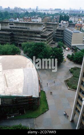 Spaziergang um die Gebäude der Universität in Hamburg, hier Blick auf das Auditorium Maximum, Deutschland 1988. Stock Photo