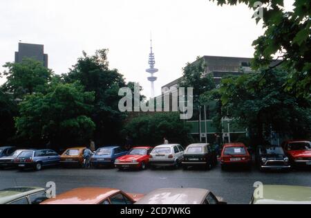 Spaziergang um die Gebäude der Universität in Hamburg, hier Parkplatz mit Blick auf den Fernsehturm, Deutschland 1988. Stock Photo